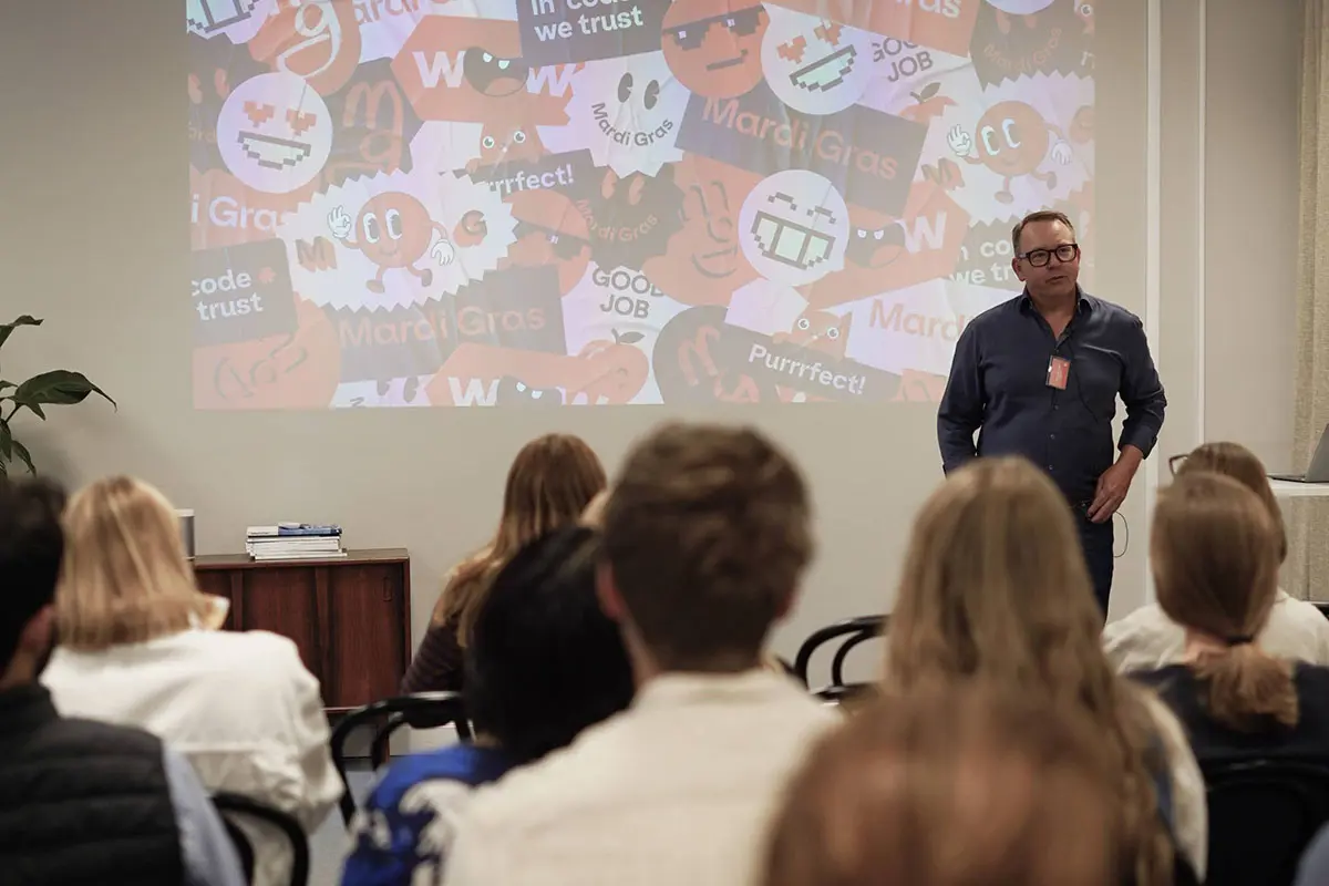 Henrik Björklund pratar inför publiken på Mardi Gras Mornings #22